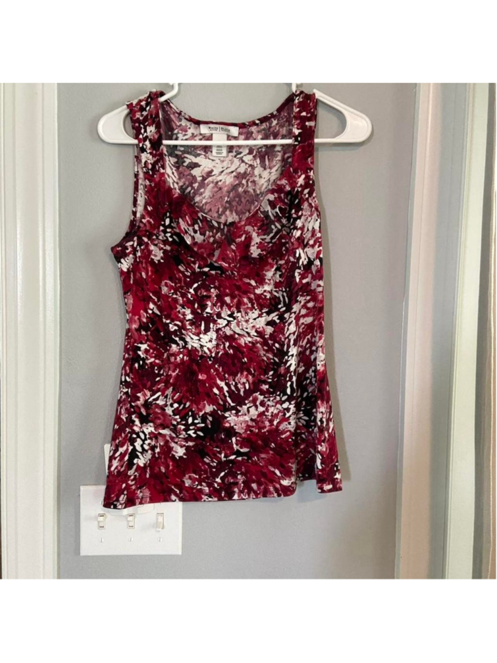 White House Black Market Red & white floral print sleeveless top #floral summer